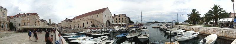 Panorama przystani w mieście Hvar