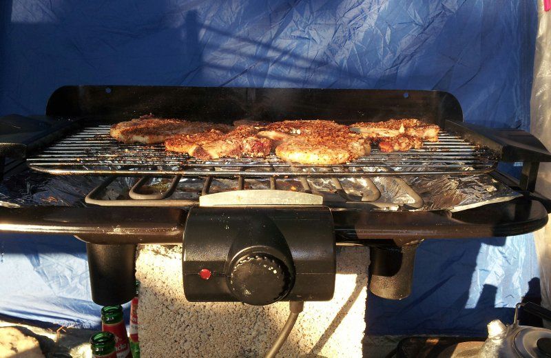 Grill elektryczny na campingu