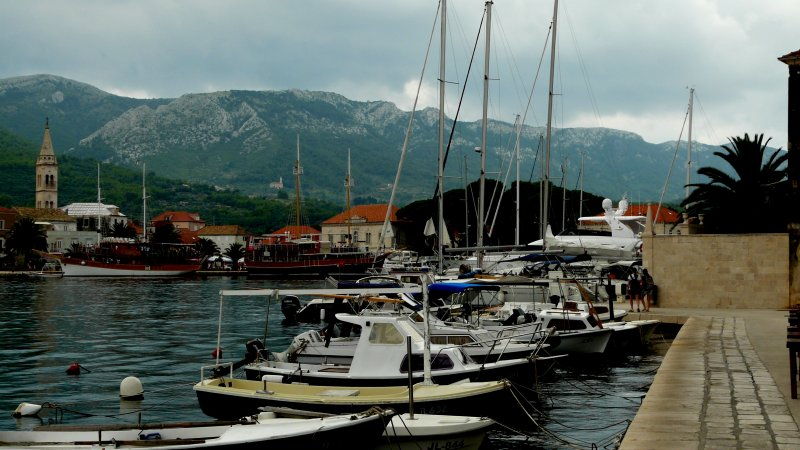 Przystań w centrum Jelsy na wyspie Hvar