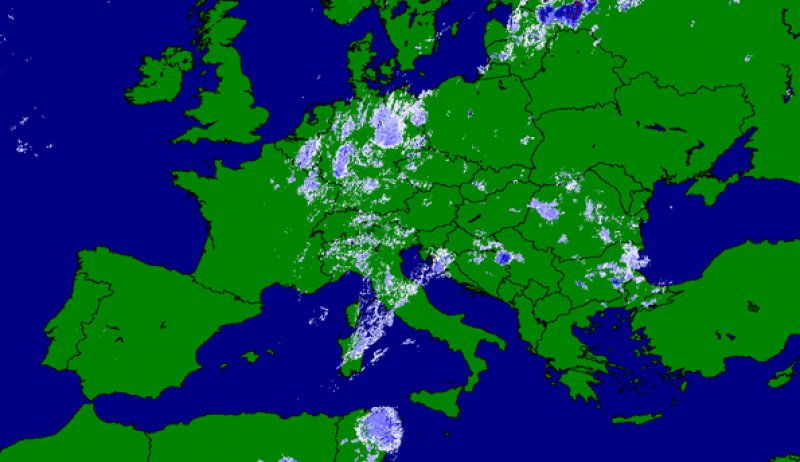 Zdjęcia meteorologiczne obrazujące chmury deszczowe nad Chorwacją