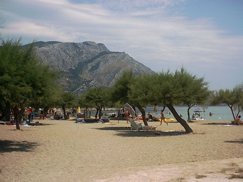 Piaszczysta plaża na Makarskiej Rivierze - Omis