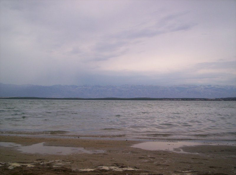Żwirowa plaża zatoki w okolicy miasta Nin