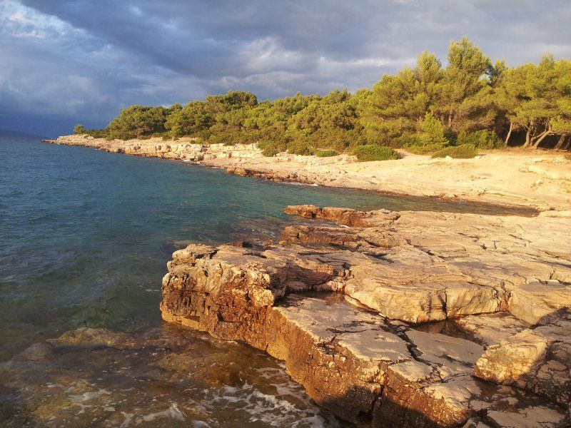 Plaża miejskiego ośrodka rekreacyjnego miasta Vrboska na wyspie Hvar