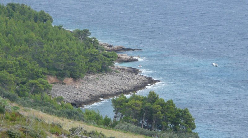 Skaliste wybrzeże wyspy Brac