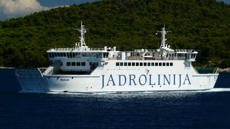 Prom Jadrolinja wracający z wyspy Hvar