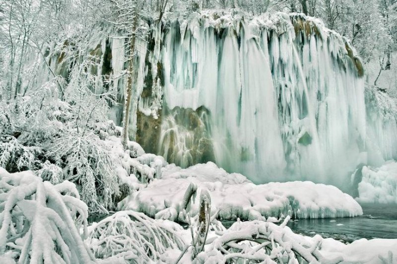 Śnieg i mróz w parku Plitvickie Jeziora