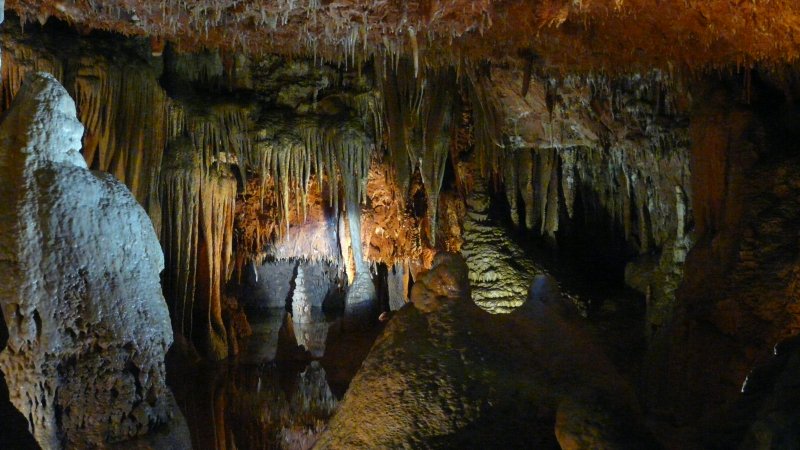 Jaskinia Baredine i znajdujące się tam stalagmity i stalaktyty
