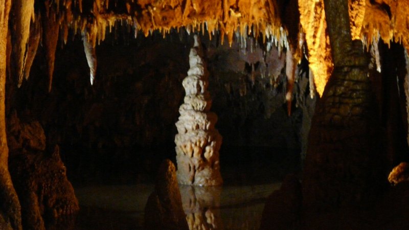 Stalagmit mający dobrych kilkatysięcy lat