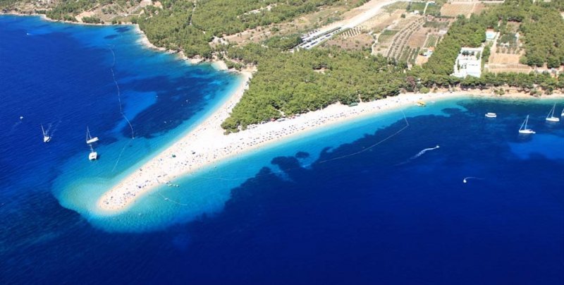 Zlatni Rat w Bol na wyspie Brać zmienia swój kształt w zależności od wiatru