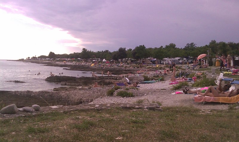 Plaża na campingu NC Ulika koło Porec w Chorwacji