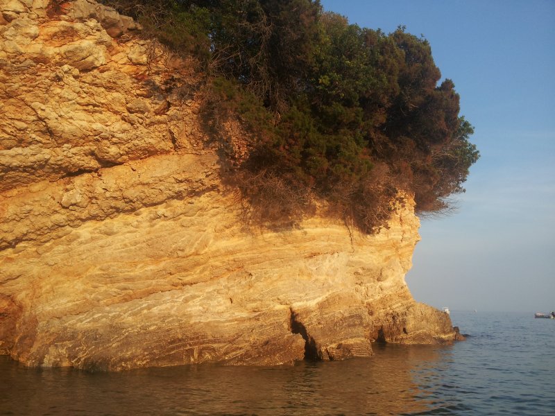 Wysoki klif na zachodniej plaży campingu