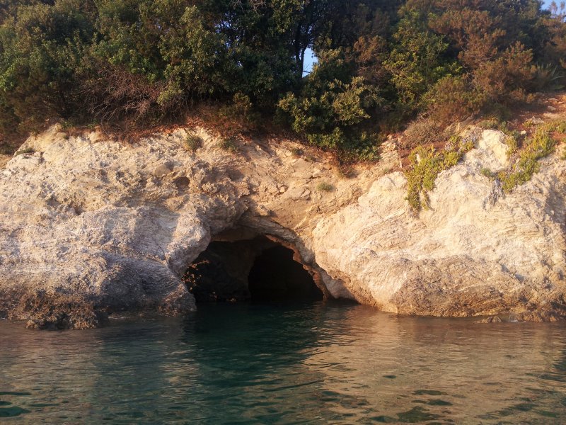 Grota na campingu Baldarin na zachodniej części plaży