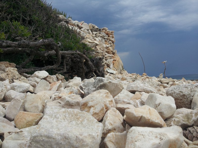Skalista i kamienista plaża po południowej stronie campingu