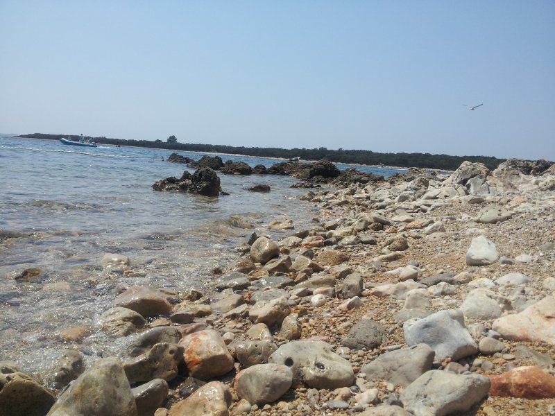 Skalisto kamienne plaże na wyspie Cres