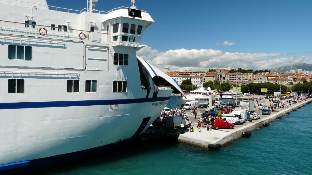 Port w Splicie znajdujący się przy głównej promenadzie miasta