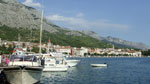 W tle miasto Makarska