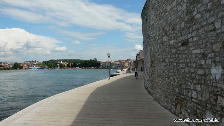 Promenada prowadzi do okoła starego miasta