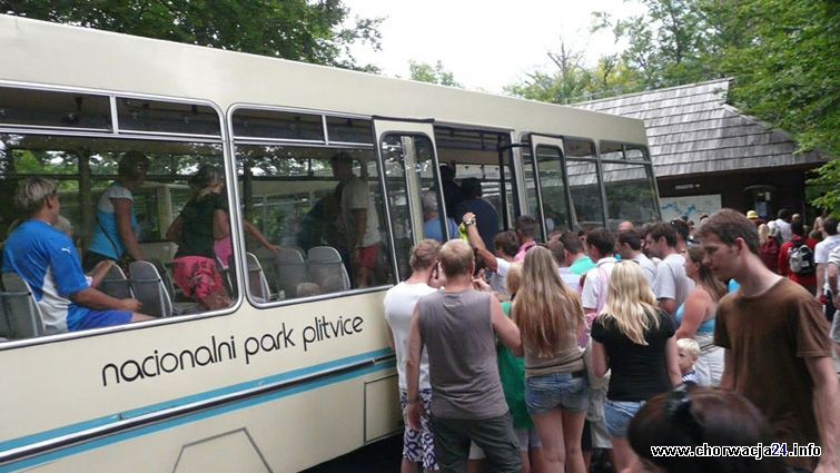 Kolejka dla turystów na terenie parku Plitvice