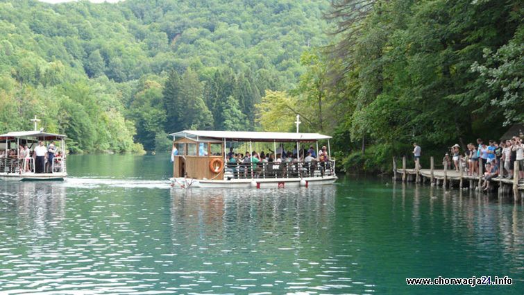 Statki na największym jeziorze Kozjak