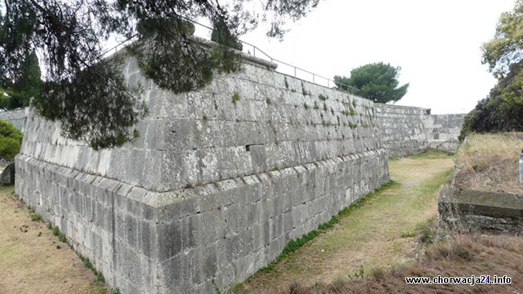 Fortyfikacje twierdzy Kaštel