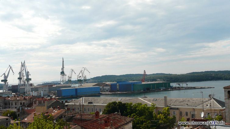 Widok na stocznię i port w Puli
