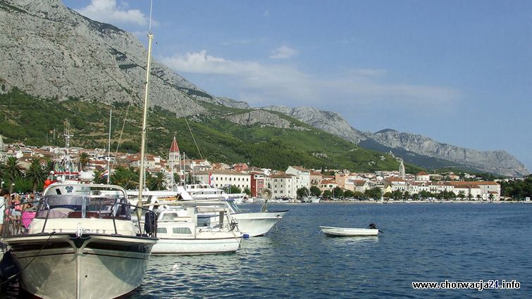 W tle miasto Makarska