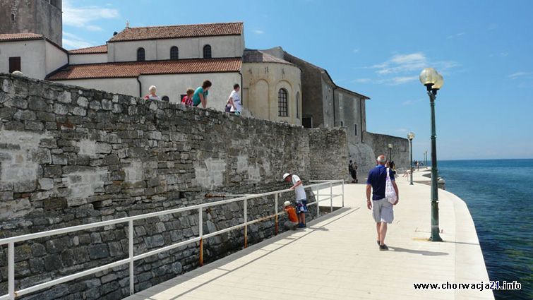 Promenada do okoła starego miasta Poreč